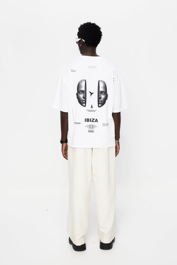Oversize plus t-shirt with round neck and short sleeves.  Contrast combined print detail on front and back.
LIMITED EDITION 