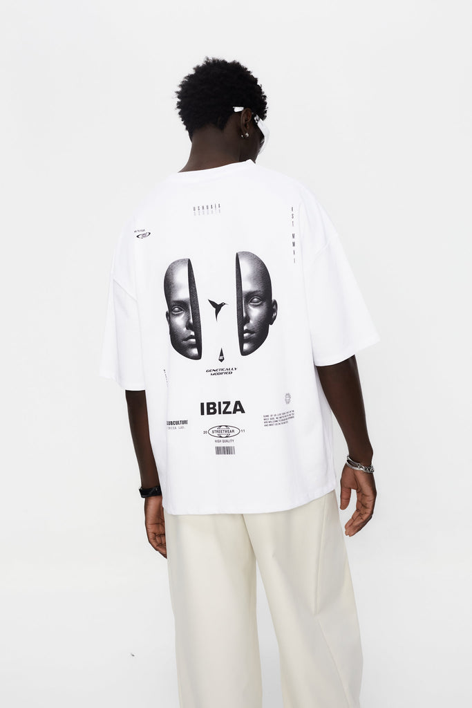 Oversize plus t-shirt with round neck and short sleeves.  Contrast combined print detail on front and back.
LIMITED EDITION 