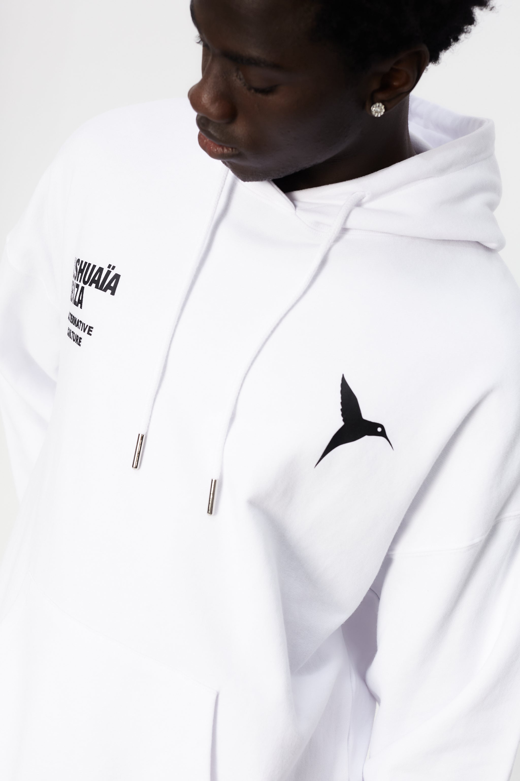 Oversized sweatshirt with adjustable hood with drawstring and washed long sleeves with peach effect. Contrast combined print detail on the front. Kangaroo pocket on the front. Ribbed finishes.