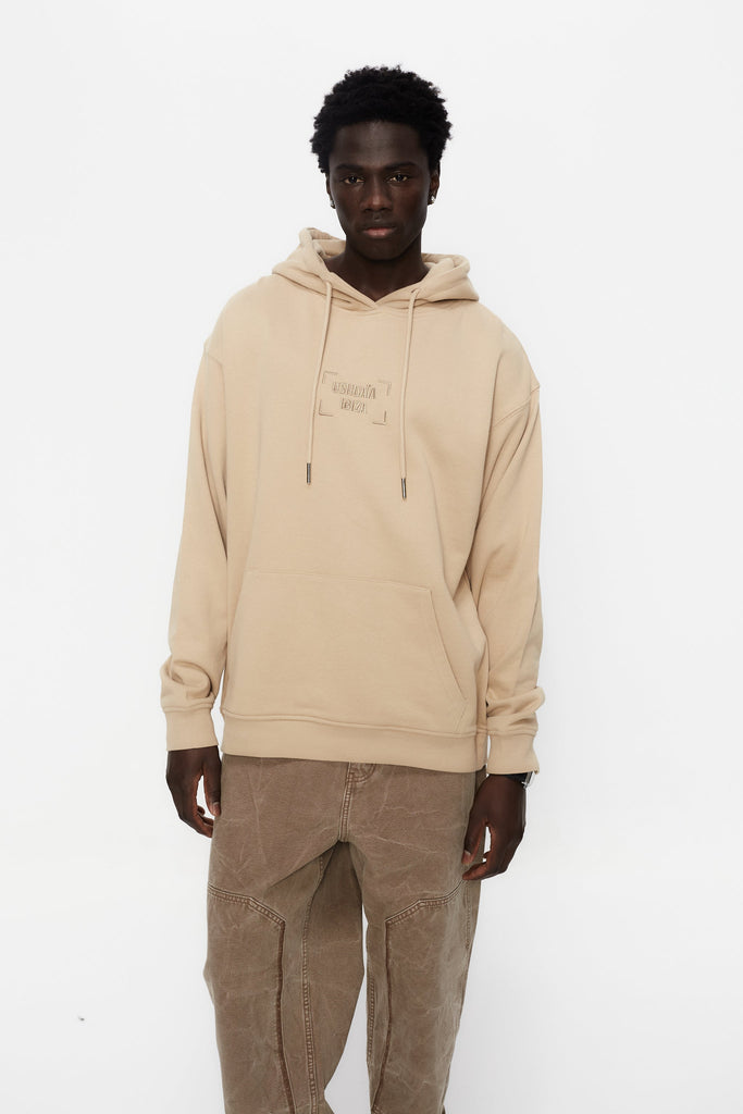 Oversized sweatshirt with adjustable hood with drawstring and long sleeves. Combined embroidery detail on the front and print on the back. Kangaroo pocket on the front. Ribbed finishes.