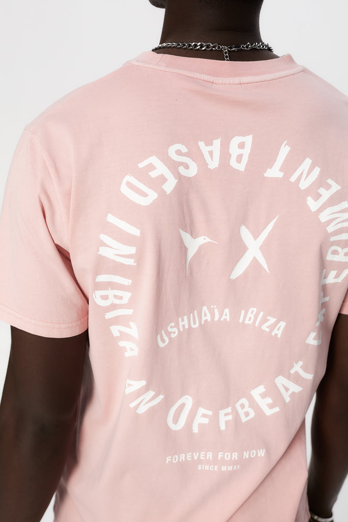 Regular fit t-shirt with a round neck and short sleeves, washed with a fade-out effect. Contrast combined print detail on the front and back.