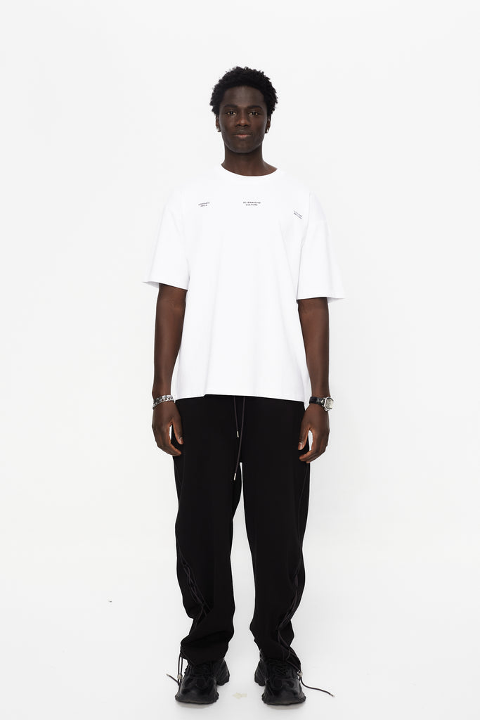 Oversized t-shirt with round neck and short sleeves. Contrast combined print detail on front and back