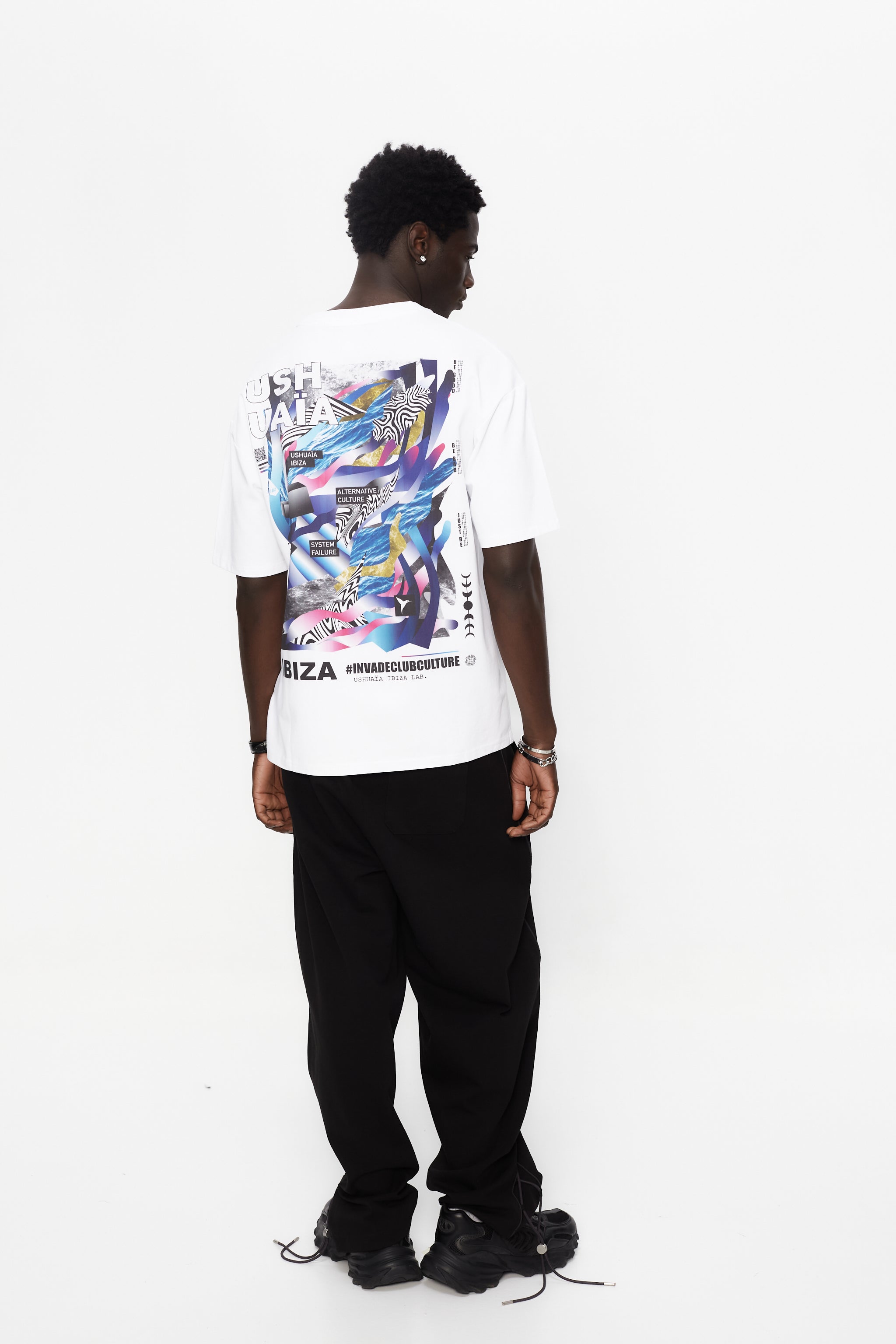 Oversized t-shirt with round neck and short sleeves. Contrast combined print detail on front and back