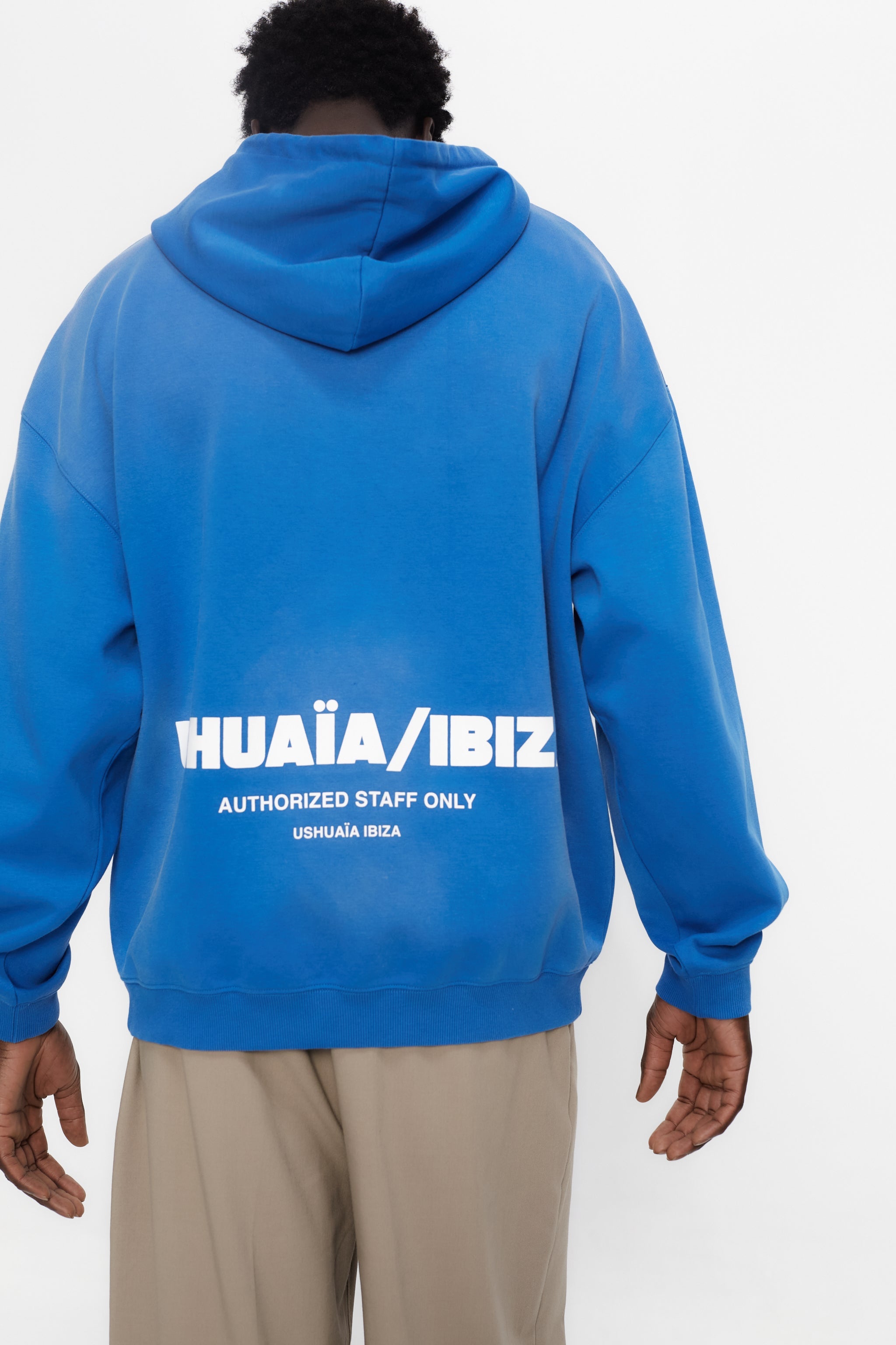 Oversized sweatshirt with adjustable hood with drawstring and long sleeves washed with enzymatic effect. Contrast combined patch detail on the front and print on the back. Kangaroo pocket on the front. Ribbed finishes.  