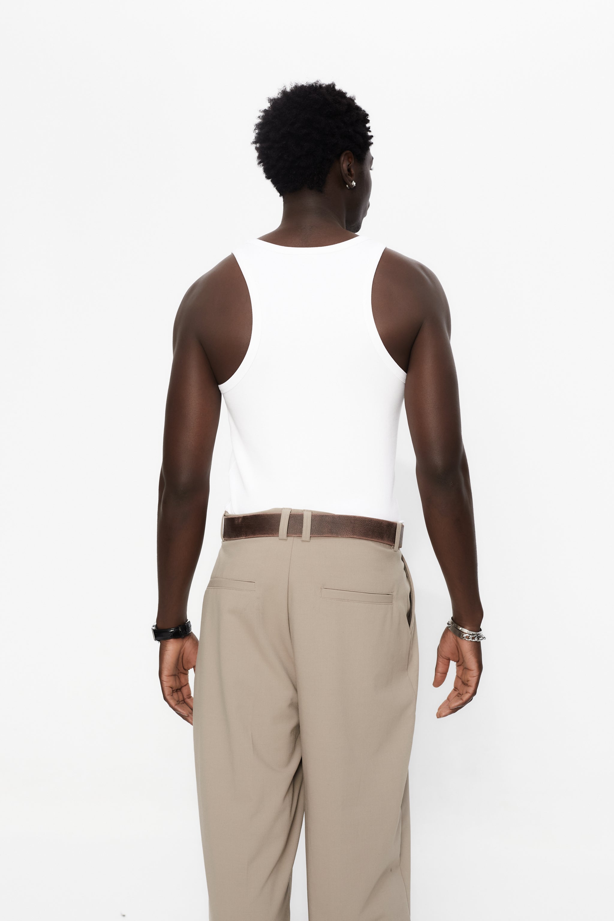 Ribbed t-shirt with a round neck and sleeveless design. Contrast embroidered detail on the front.