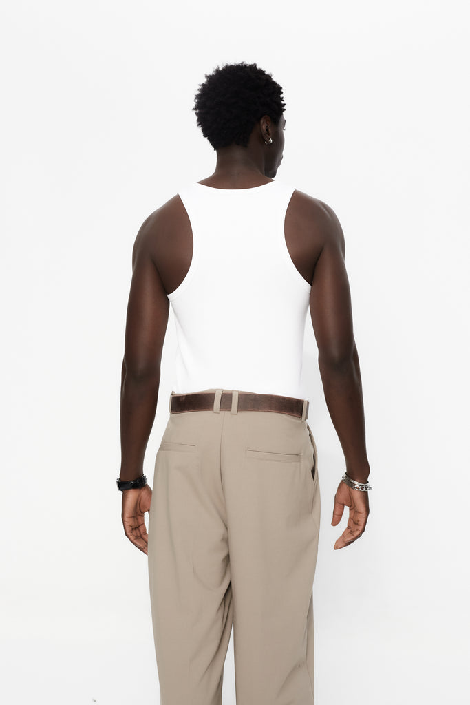 Ribbed t-shirt with a round neck and sleeveless design. Contrast embroidered detail on the front.
