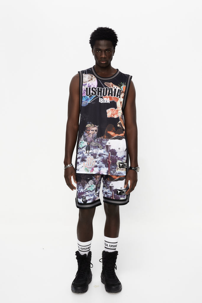 Basketball shirt made of mesh fabric, lightweight and breathable. Round neck and ribbed armhole sleeves. Contrast combined print and application detail on front and back. Patch on the front.
USHUAÏA x ANDREA MARCACCINI