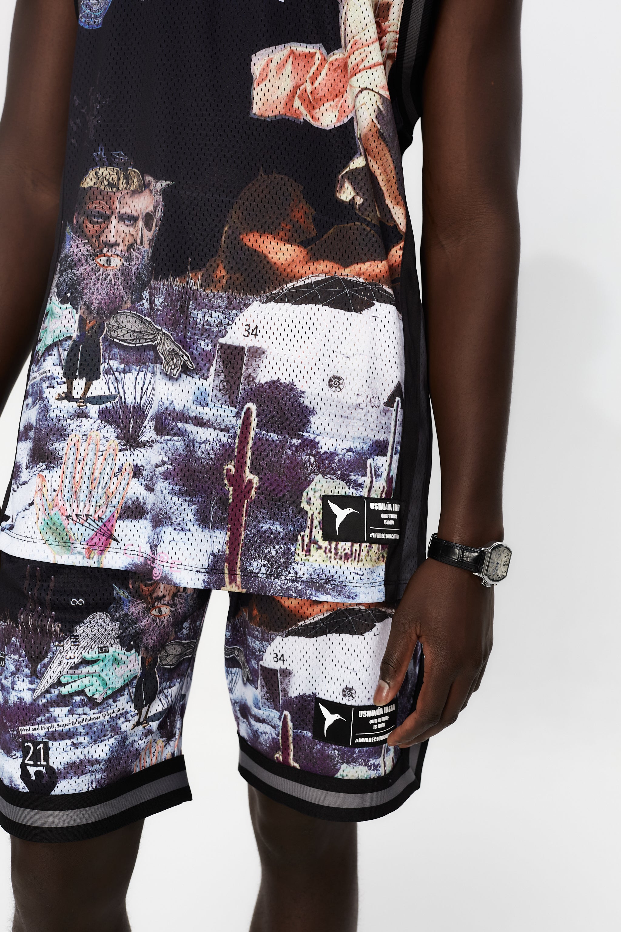 Printed Bermuda shorts made of mesh fabric, lightweight and breathable. Adjustable elastic waistband with drawstring. Patch detail on the front. Side pockets.
USHUAÏA x ANDREA MARCACCINI