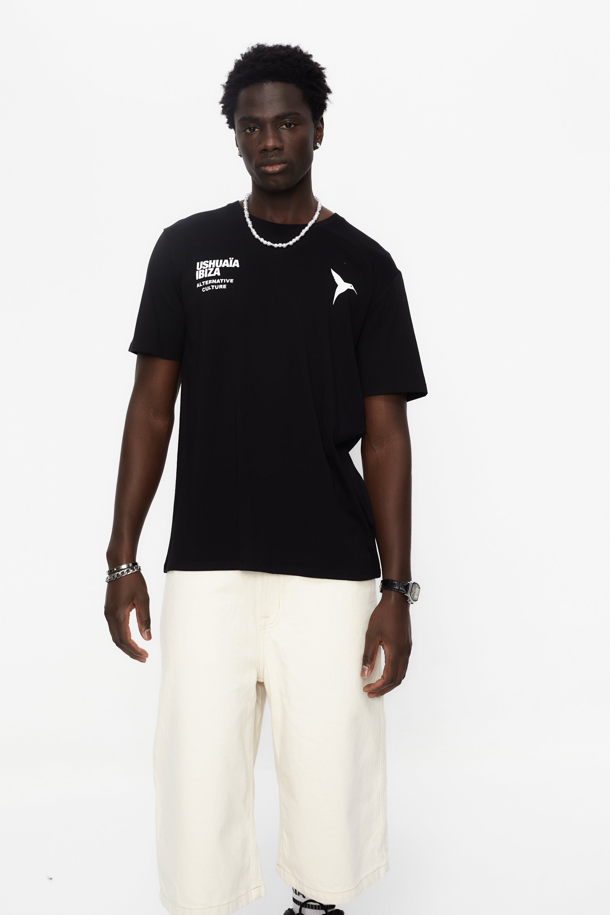 Regular fit t-shirt with round neck and short sleeves. Contrast combined print detail on the front.