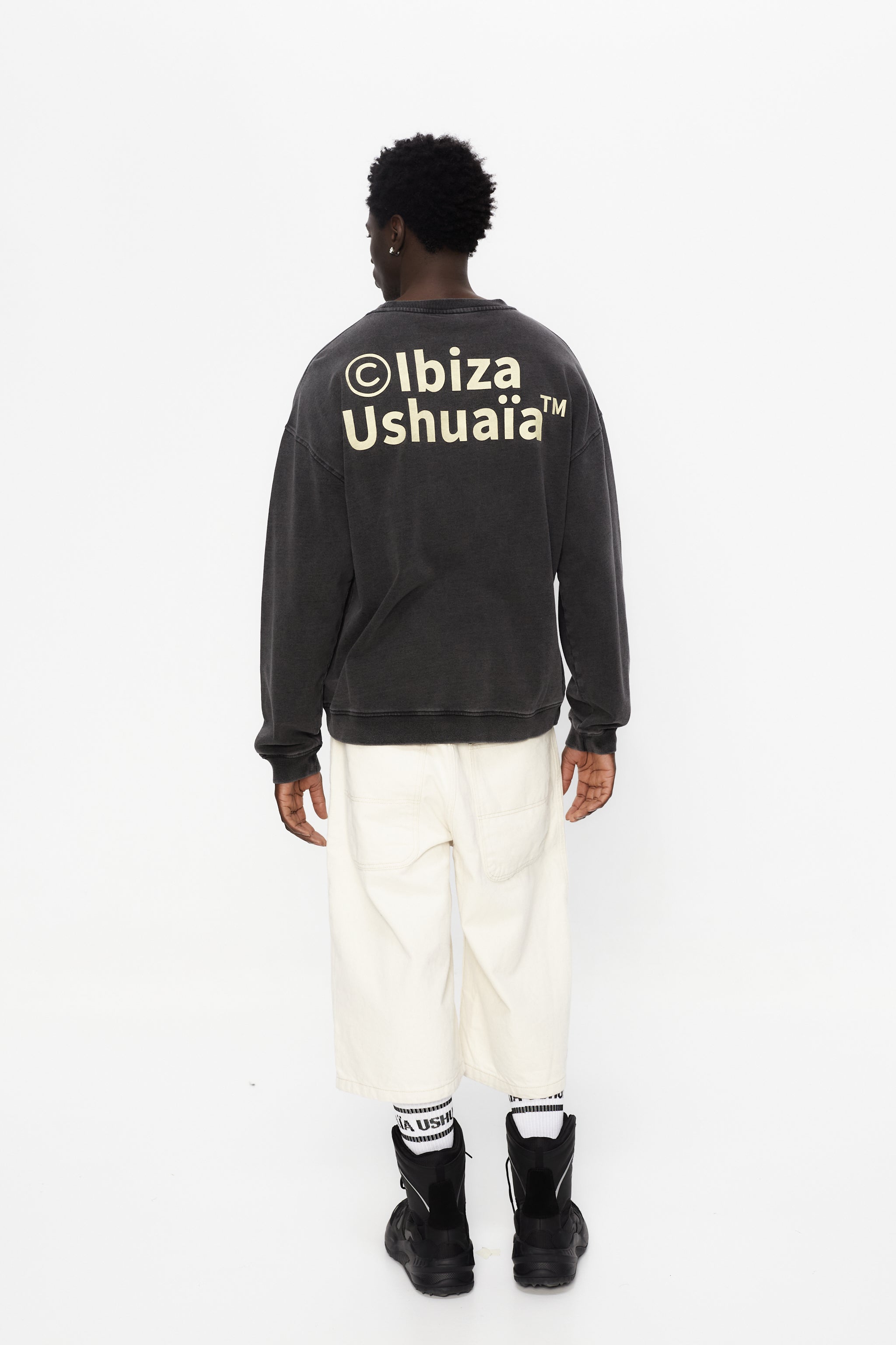 Oversized sweatshirt with round neck and long sleeves with enzyme wash and fade out. Contrast combined print detail on the front and back. Ribbed finishes