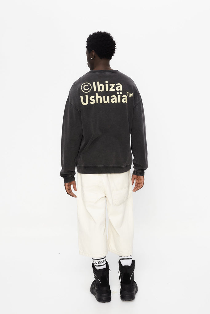 Oversized sweatshirt with round neck and long sleeves with enzyme wash and fade out. Contrast combined print detail on the front and back. Ribbed finishes