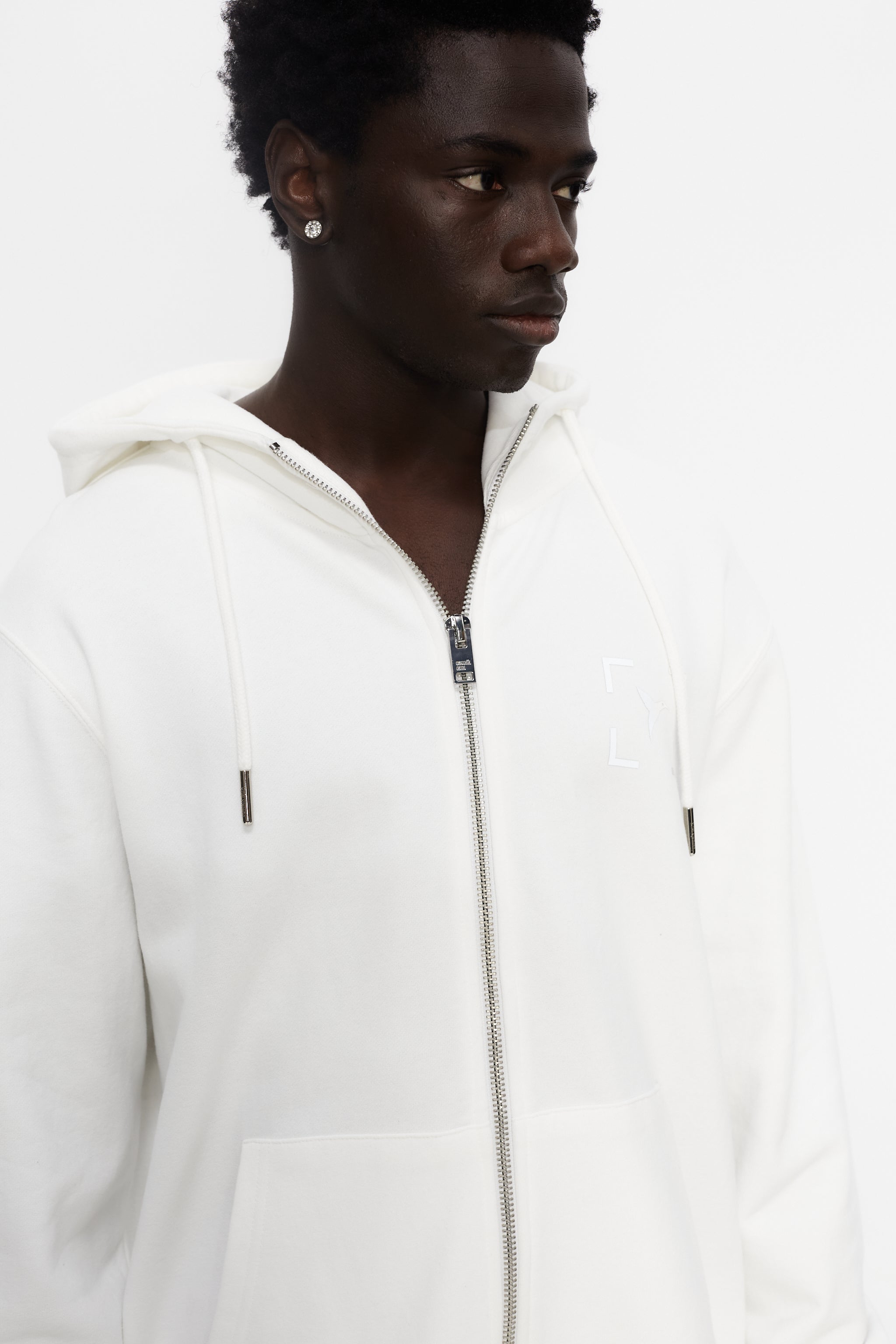 Regular zip-up sweatshirt with hood and adjustable high neck with drawstring and washed long sleeves with peach effect. Reflective print detail on front and back. Kangaroo pocket on the front. Ribbed finishes. 