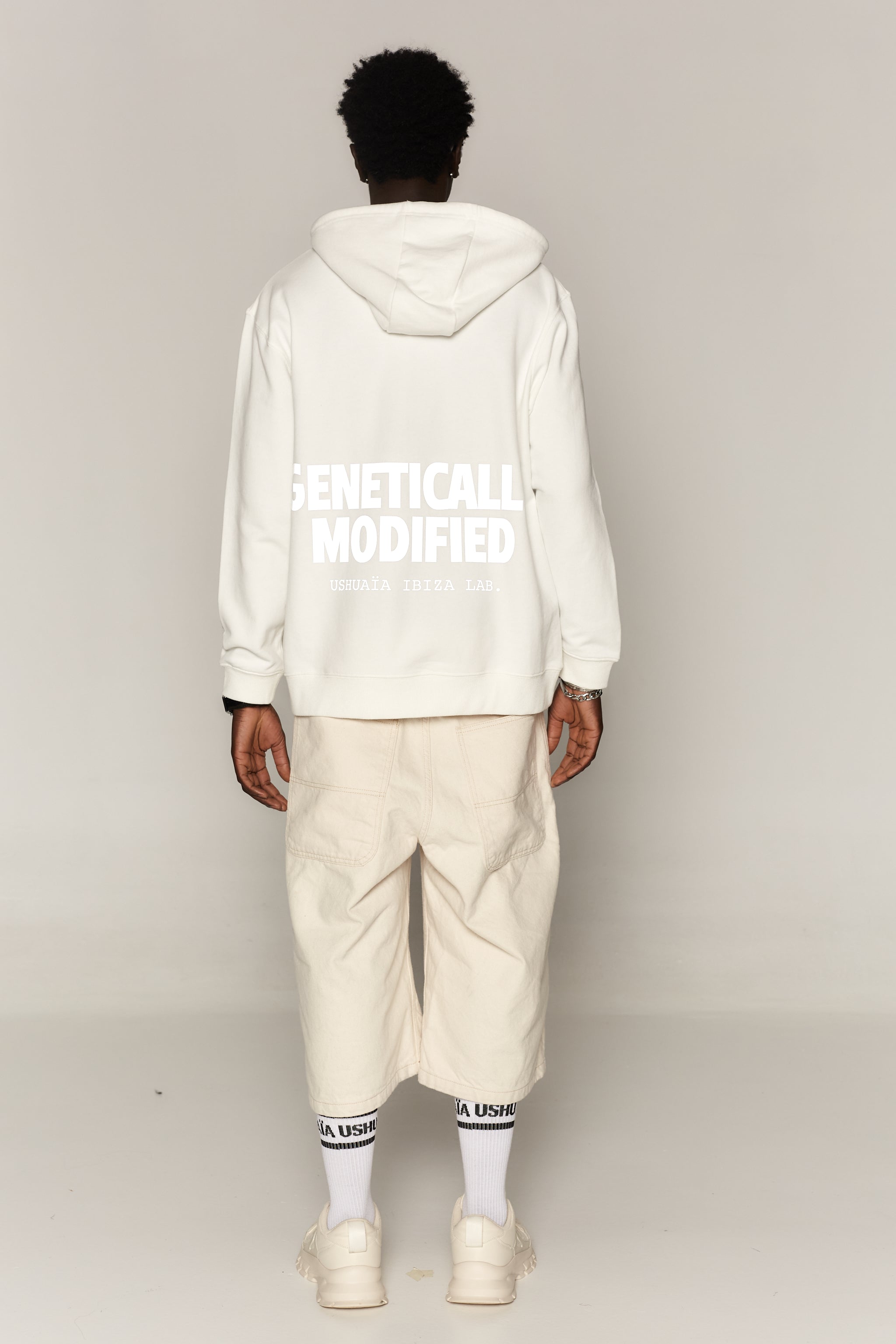 Regular zip-up sweatshirt with hood and adjustable high neck with drawstring and washed long sleeves with peach effect. Reflective print detail on front and back. Kangaroo pocket on the front. Ribbed finishes. 