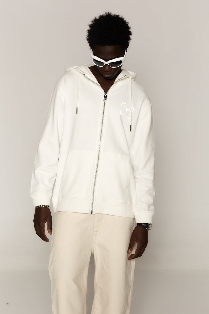 Regular zip-up sweatshirt with hood and adjustable high neck with drawstring and washed long sleeves with peach effect. Reflective print detail on front and back. Kangaroo pocket on the front. Ribbed finishes. 