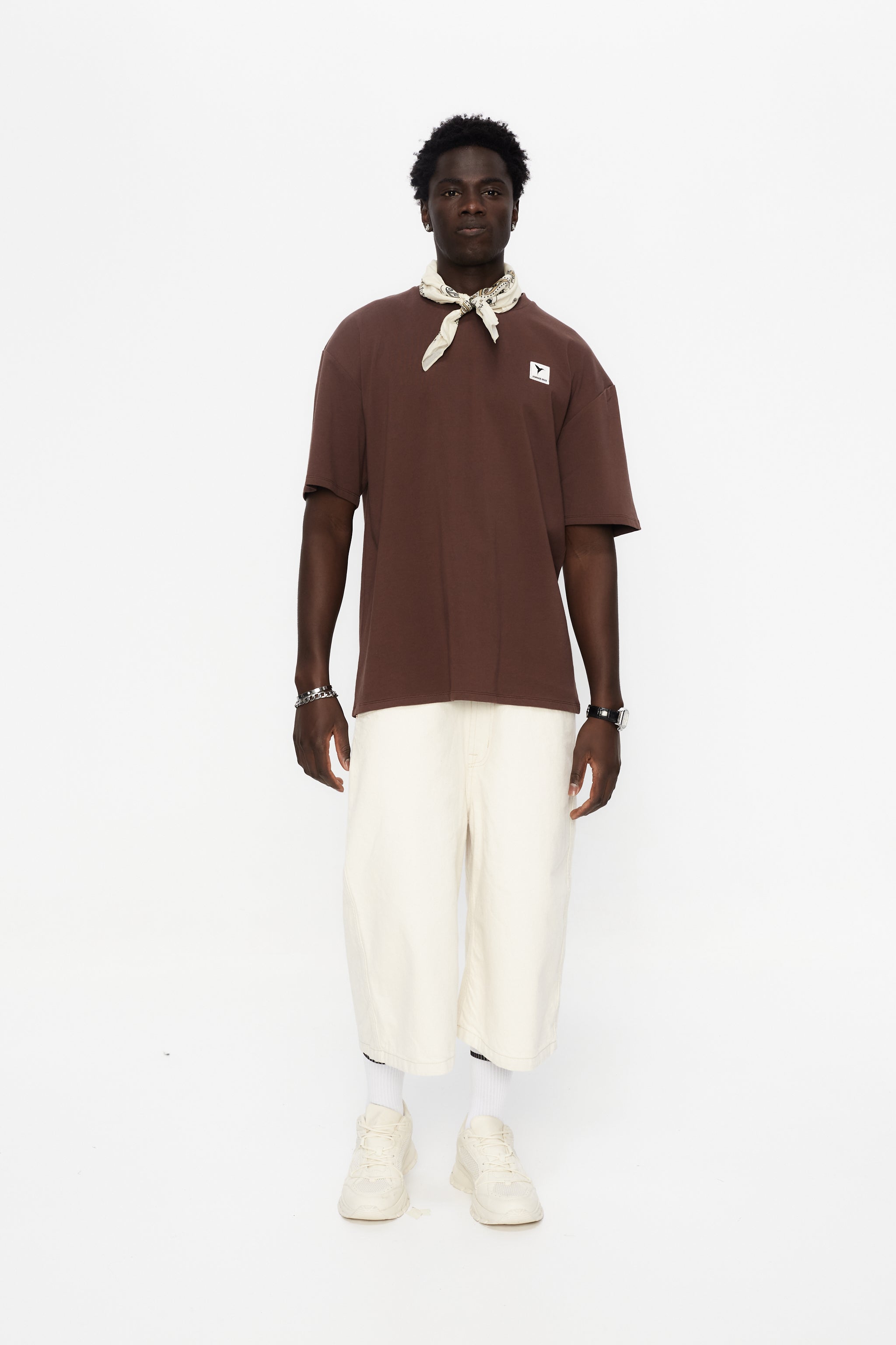 Oversized t-shirt with round neck and short sleeves. Patch detail on the front combined with contrast with print on the back.
LIMITED EDITION