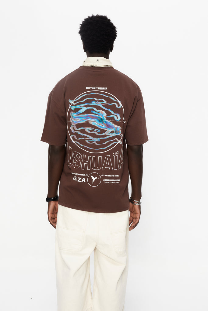 Oversized t-shirt with round neck and short sleeves. Patch detail on the front combined with contrast with print on the back.
LIMITED EDITION