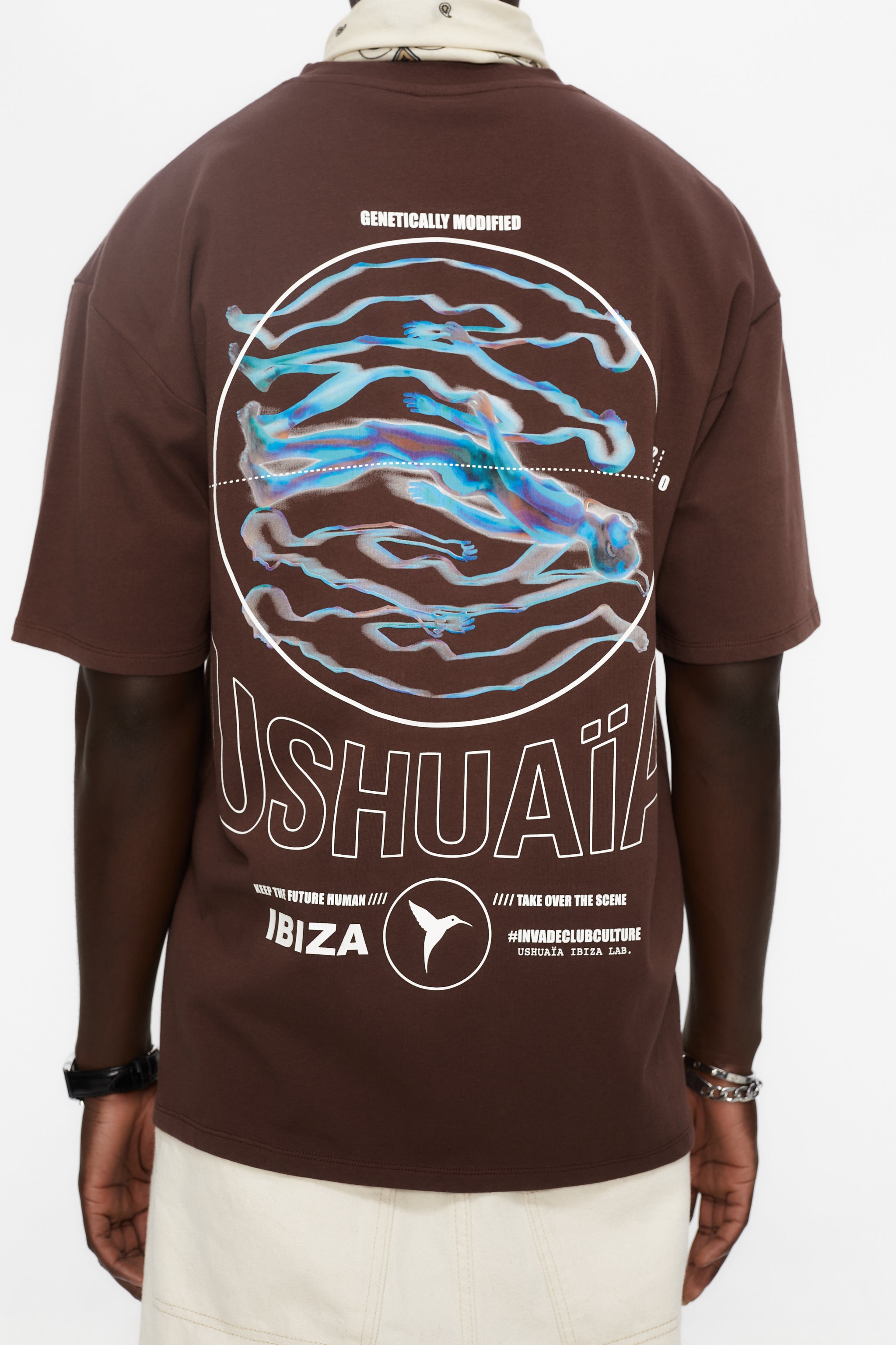 Oversized t-shirt with round neck and short sleeves. Patch detail on the front combined with contrast with print on the back.
LIMITED EDITION