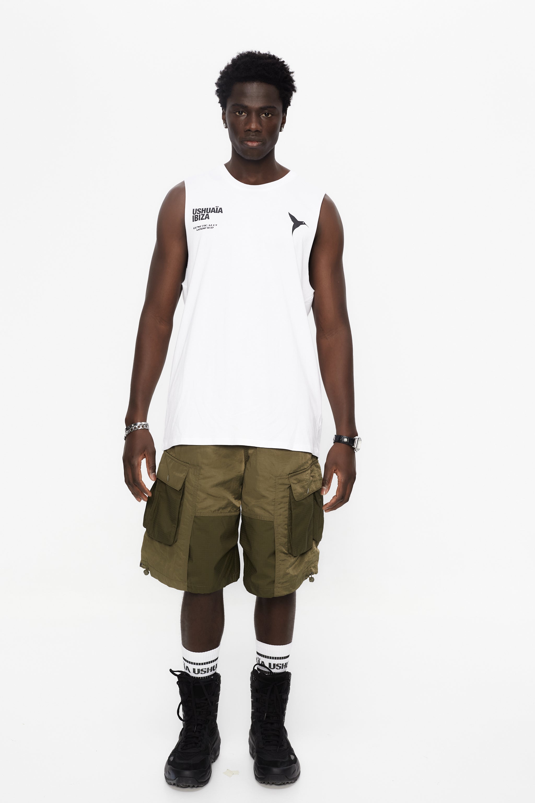 Round neck t-shirt with armhole sleeves. Contrast combined print detail on front and back