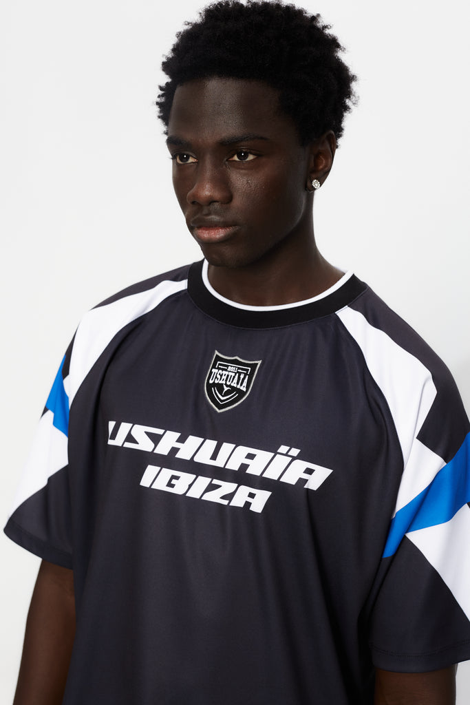 Combined rugby style T-shirt made of technical fabric. Round neck and short sleeves with combined print. Patch and print detail on the front.