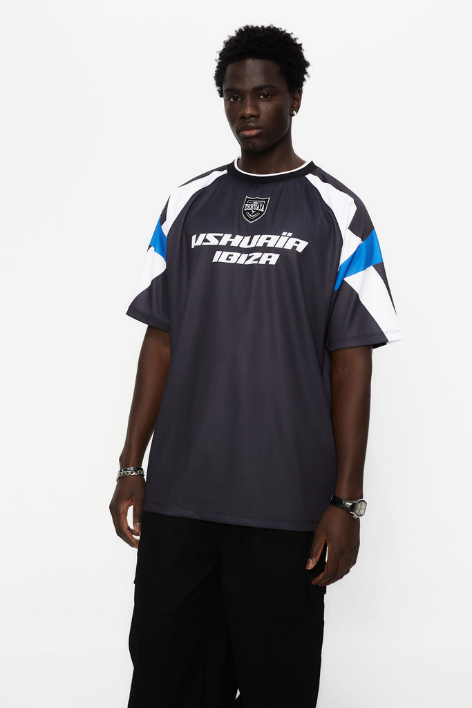 Combined rugby style T-shirt made of technical fabric. Round neck and short sleeves with combined print. Patch and print detail on the front.