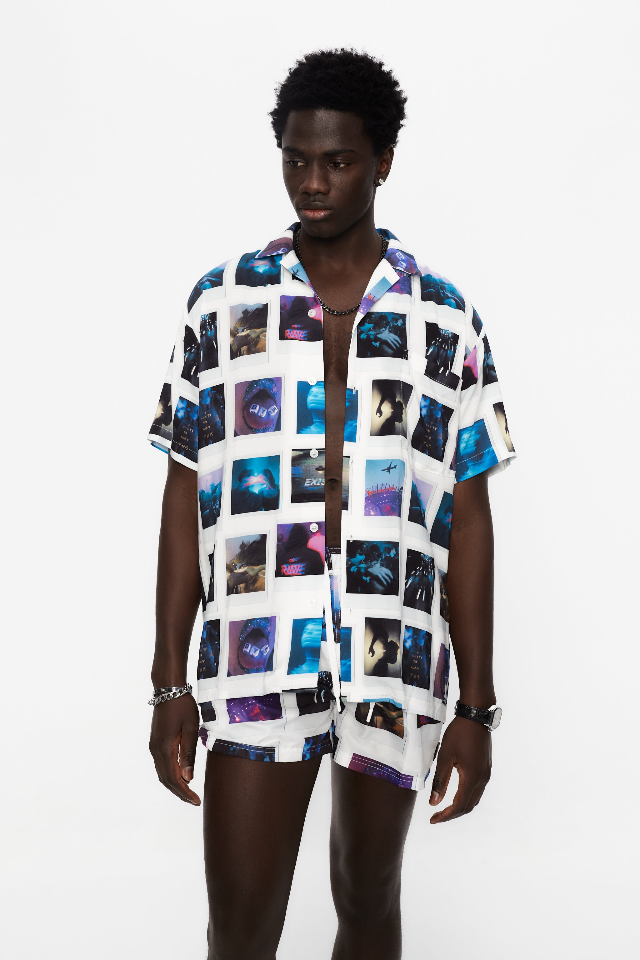 Swimsuit made of technical fabric. Adjustable elastic waistband with drawstring. Side pockets, rubberized application detail on the front and patch pocket on the back. Inner lining.