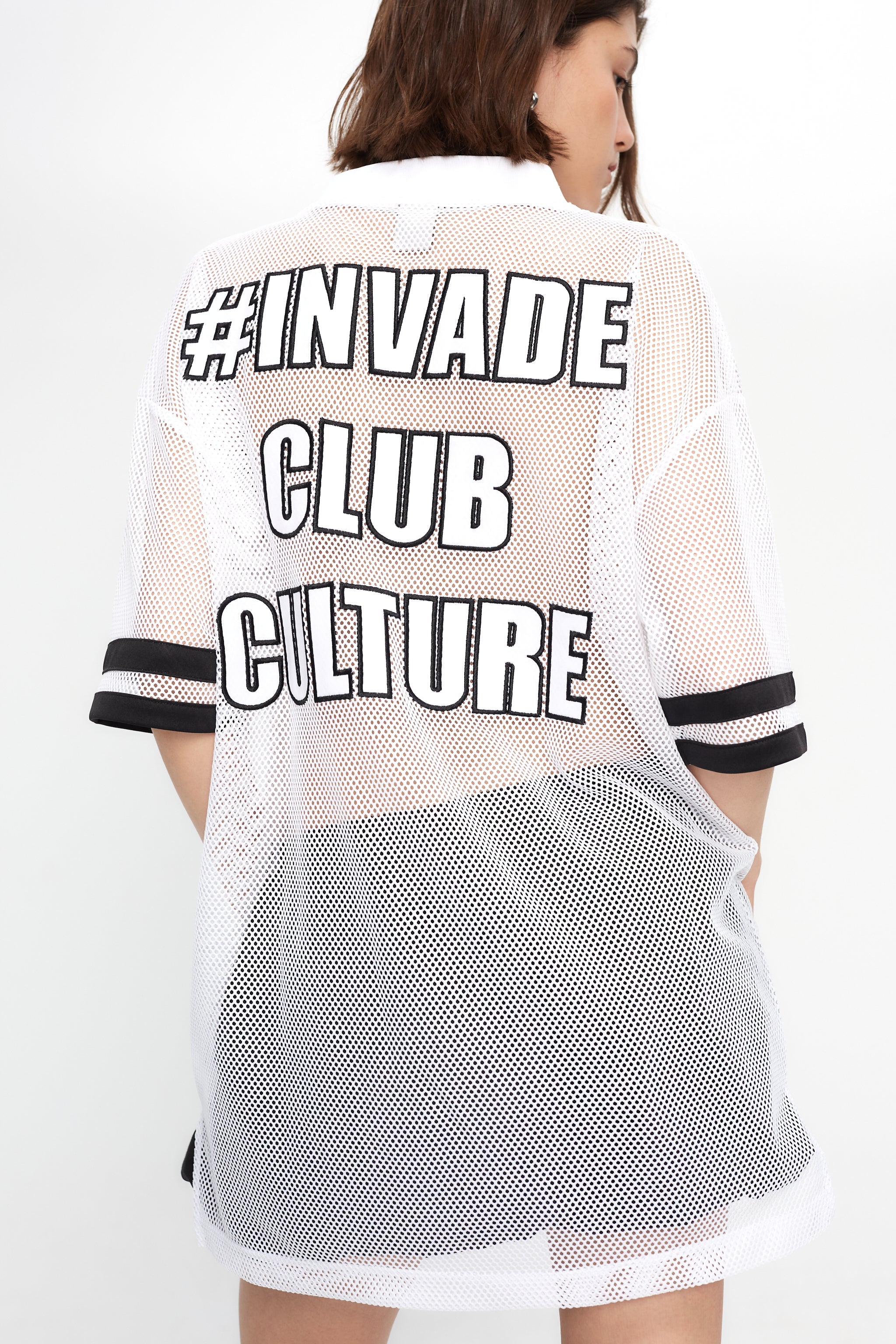 Rugby-inspired oversized T-shirt with jacquard detail for a bold streetwear look. Perfect for Ibiza summer vibes. Shop the trend now!