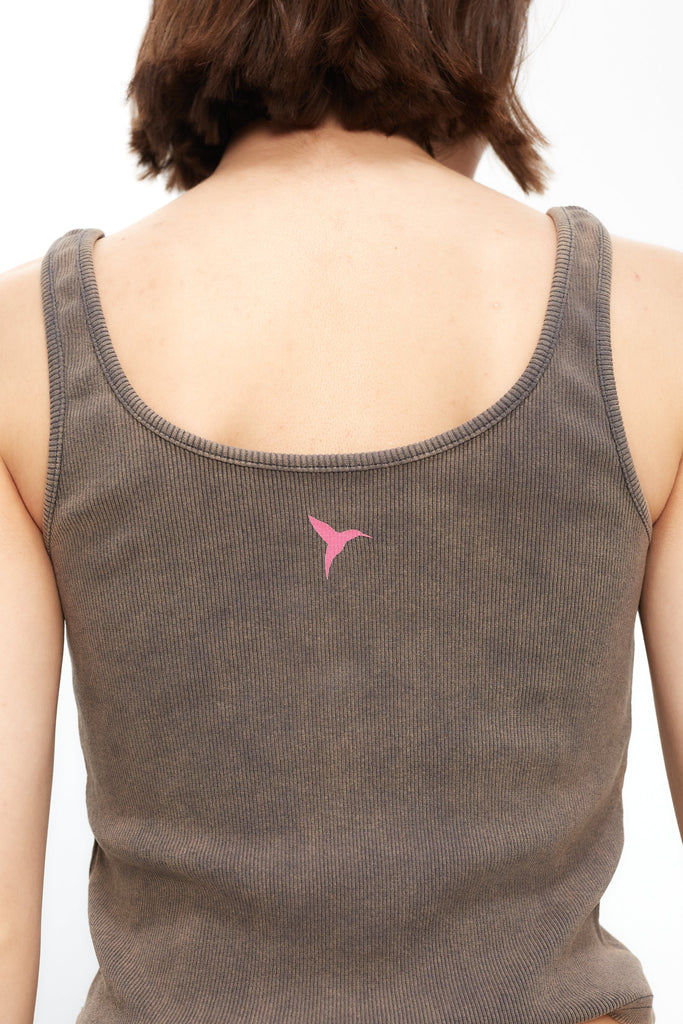 Rib tank top with round neck and washed armhole sleeves with fade out effect. Rubber-effect print detail on the front. 
 