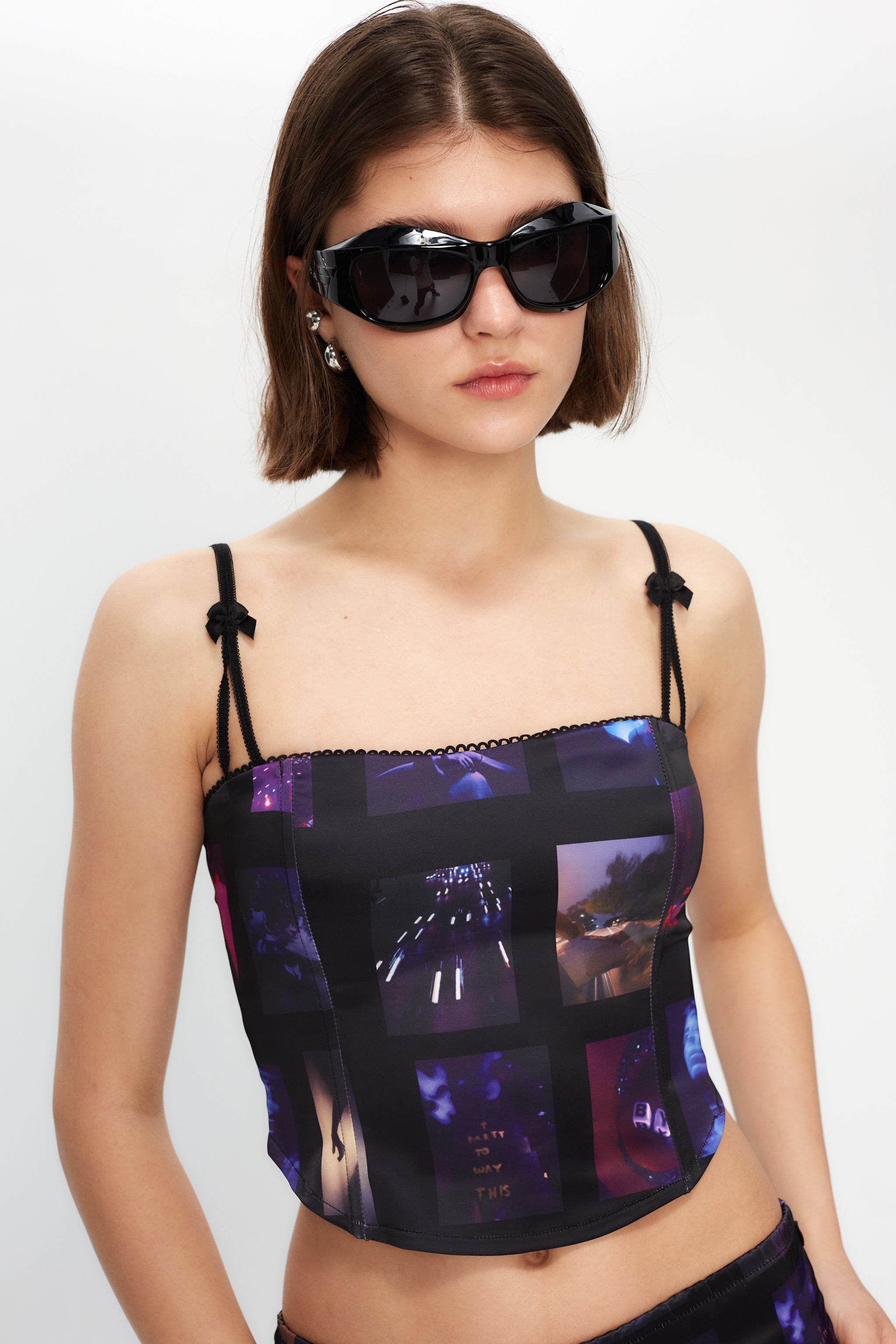 Printed tank top with corset cut and adjustable straps. Central zipper detail on the back. 