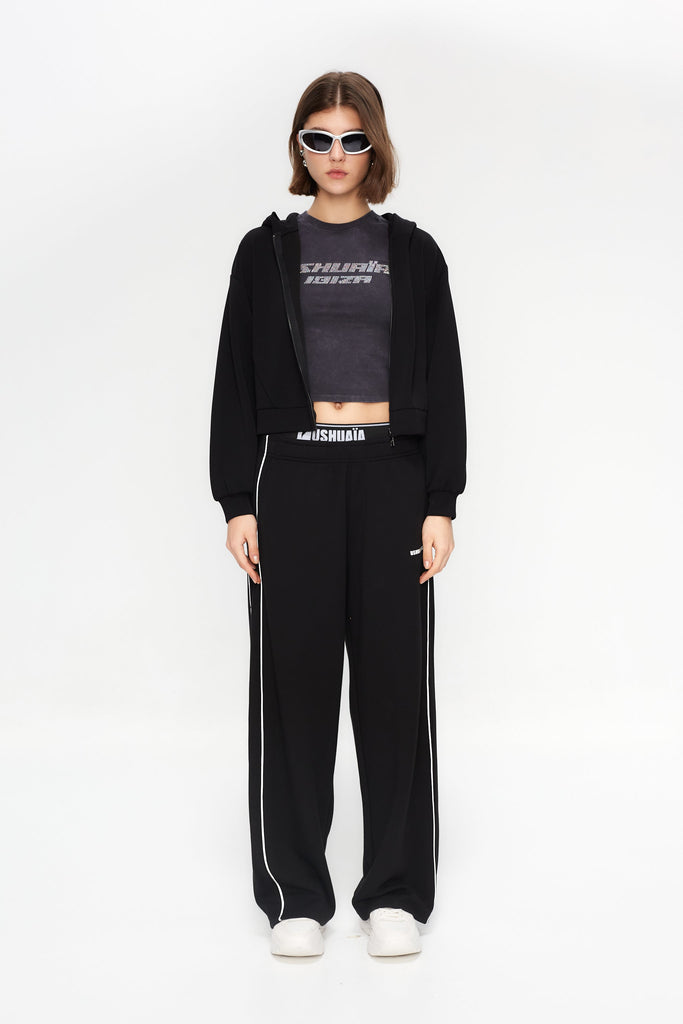 Cropped sweatshirt with hood and front closure. Features a reflective print detail on the back