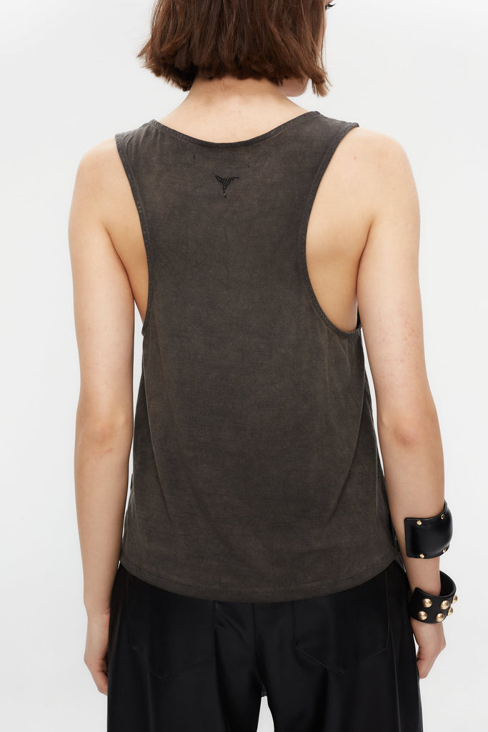 Tank top with round neck and armhole sleeves dirty wash effect. Contrast rhinestone print on front and back. Chain detail on the front