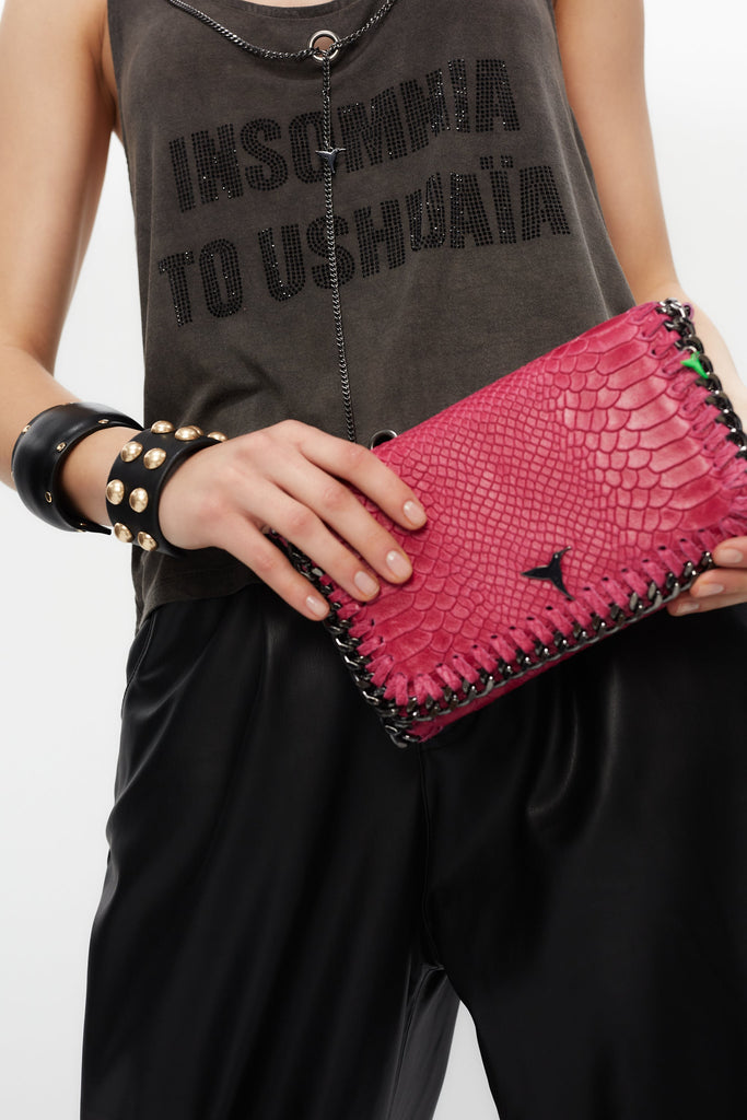 Tank top with round neck and armhole sleeves dirty wash effect. Contrast rhinestone print on front and back. Chain detail on the front