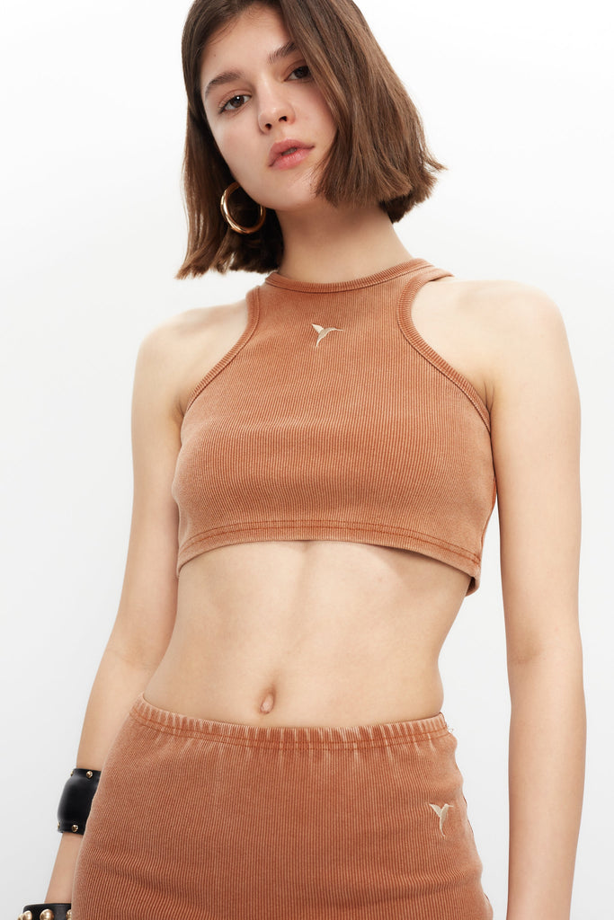 Washed skirt with fade out effect. Side embroidery. Side slit detail.
 