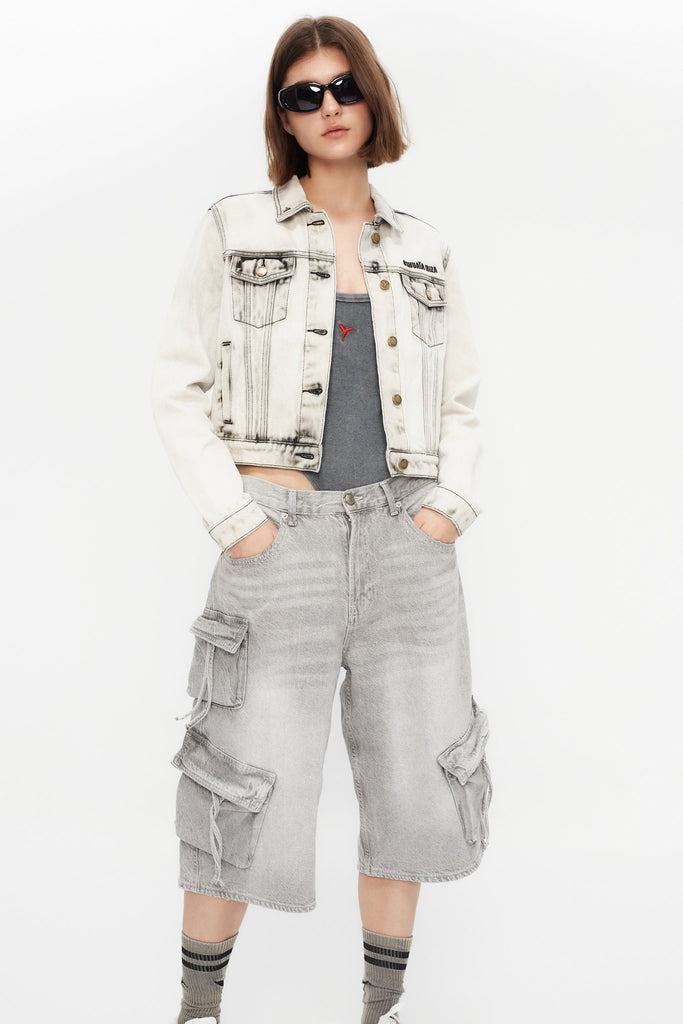 Cropped denim jacket with lapel collar and long sleeves, washed with a fade-out effect. Front closure with metal buttons. Features embroidery detail on the front and contrast combined print on the back. 
