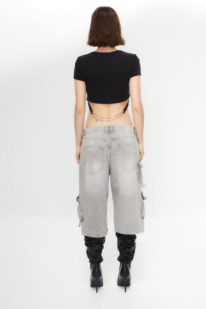 Cropped T-shirt with round neck and short sleeves. Contrasting gel print detail on the front. V-neck front and chain appliqué on the back.