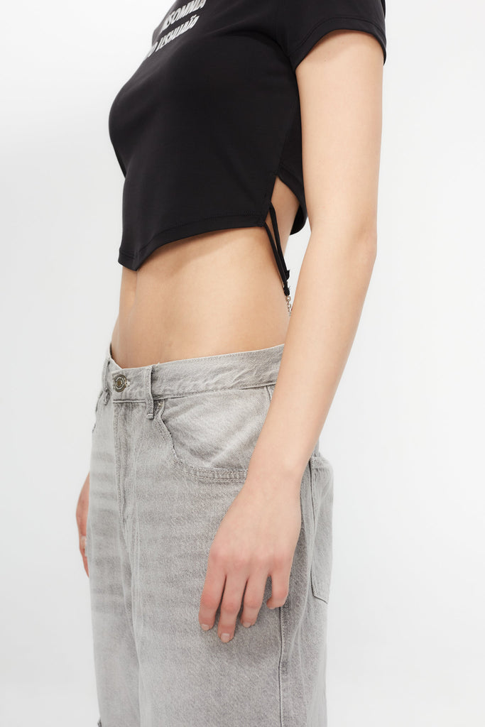 Cropped T-shirt with round neck and short sleeves. Contrasting gel print detail on the front. V-neck front and chain appliqué on the back.