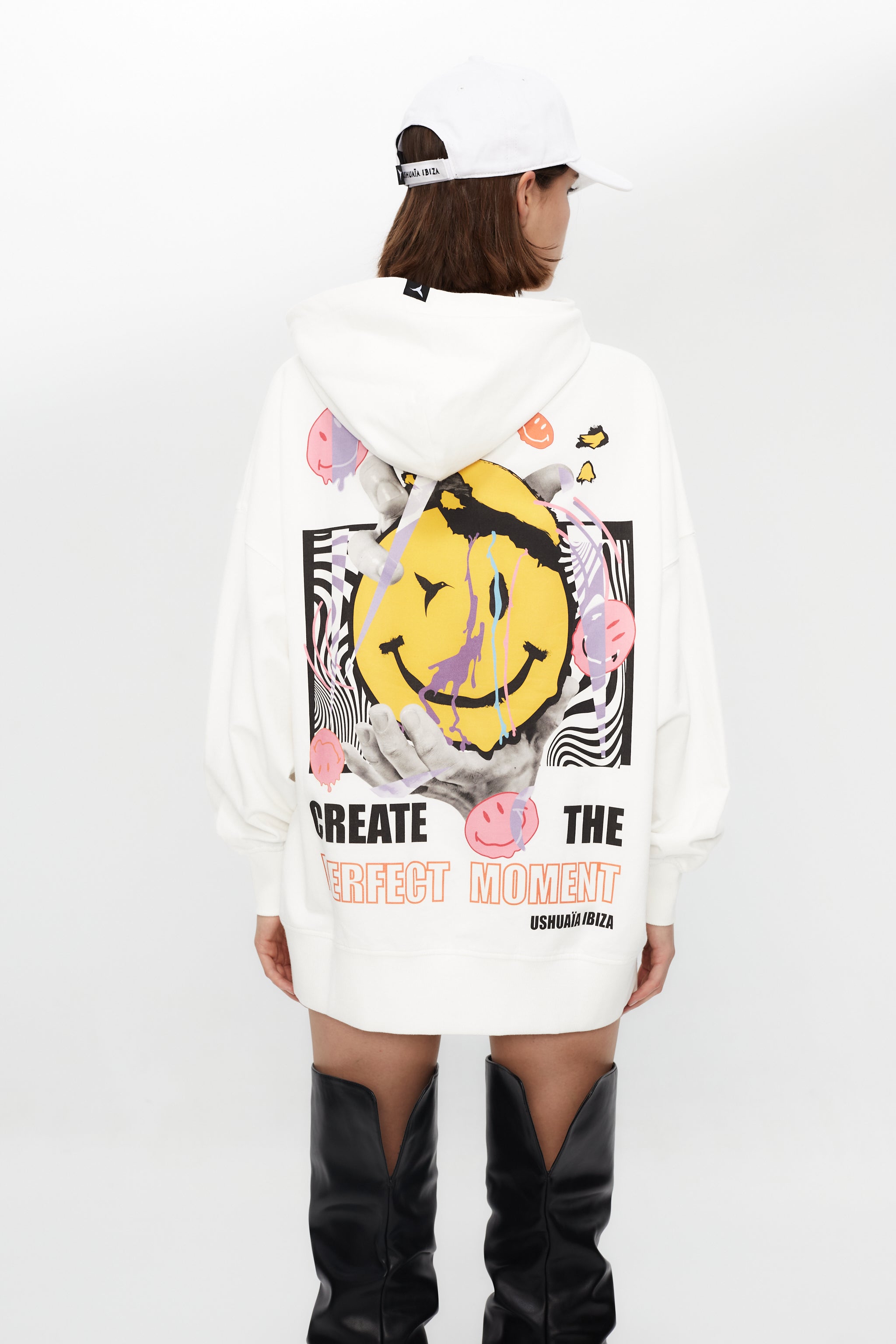 Oversized hoodie with bold graphic print for a trendy Ibiza streetwear look. Cozy & stylish for cool summer nights. Shop now!