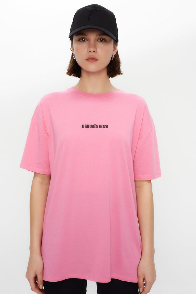Bold pink oversized T-shirt with graphic print for a playful Ibiza vibe. Perfect for summer streetwear lovers. Shop now!