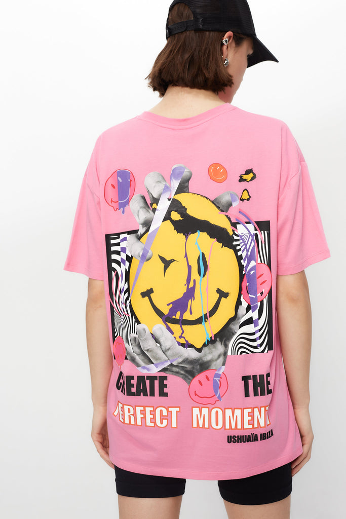 Bold pink oversized T-shirt with graphic print for a playful Ibiza vibe. Perfect for summer streetwear lovers. Shop now!