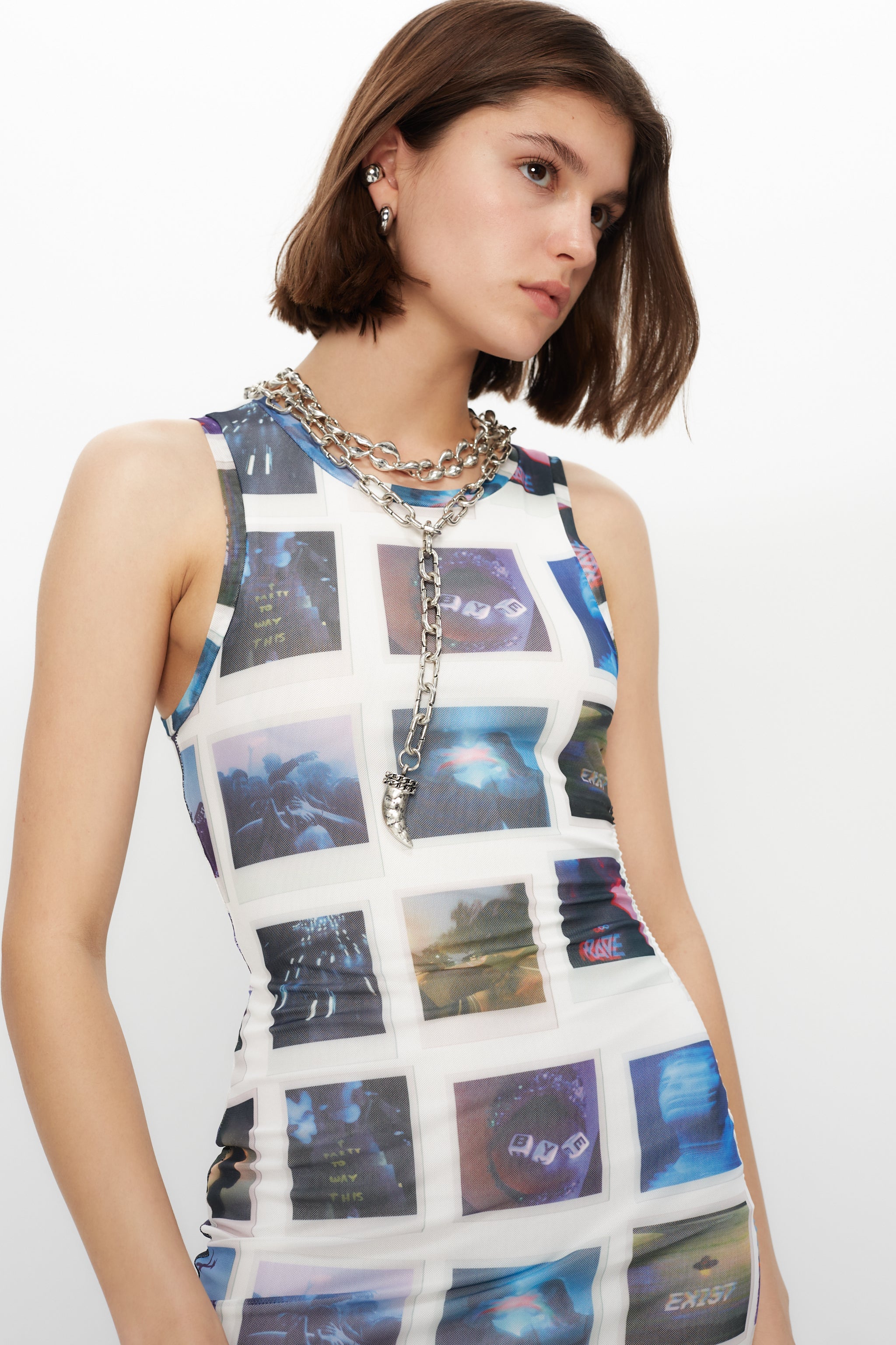 Elastic printed dress with round neck lining and armhole sleeves. Adjustable height with adjustable side gathers. 
 