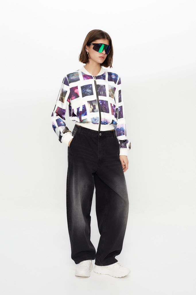 Printed bomber jacket made of satin fabric. Welt pockets on the front. Front zip closure.