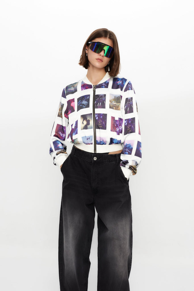 Printed bomber jacket made of satin fabric. Welt pockets on the front. Front zip closure.