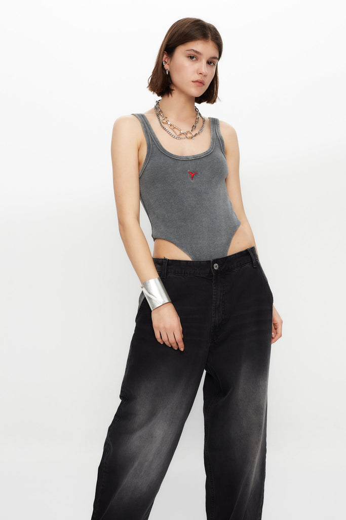 Bodysuit with round neckline and straps, washed with fade-out effect. Embroidery detail on the front. Adjustable hook closure at the bottom. 
 