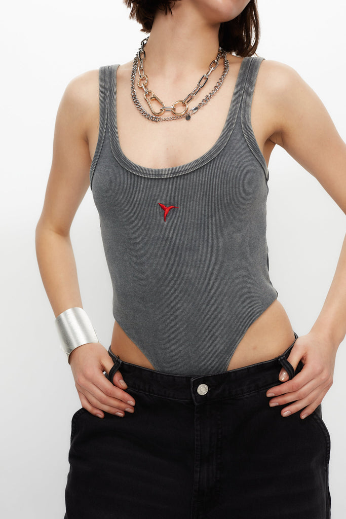 Bodysuit with round neckline and straps, washed with fade-out effect. Embroidery detail on the front. Adjustable hook closure at the bottom. 
 