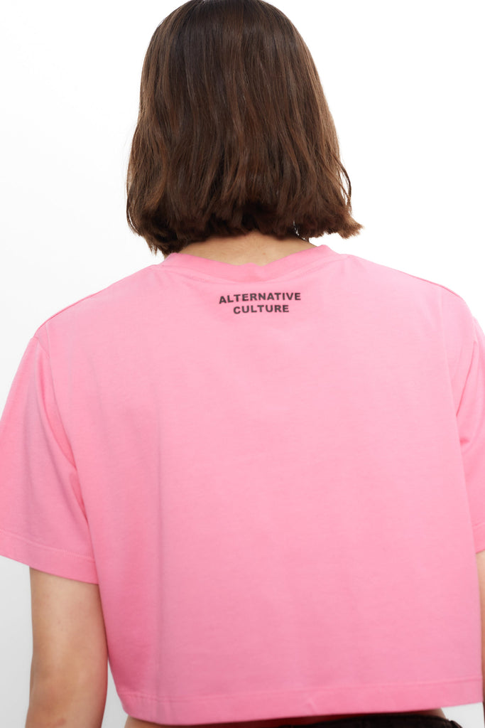 Pink cropped T-shirt with bold Ibiza print & contrast details. Perfect for summer streetwear looks. Shop the vibe now!