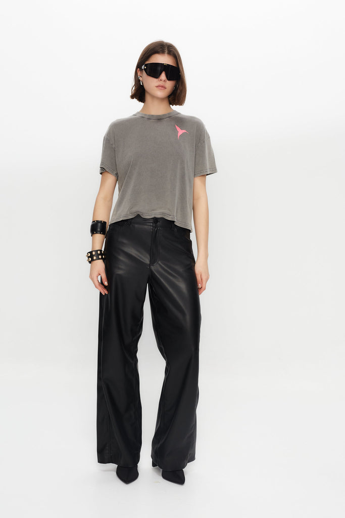 Cropped acid-wash T-shirt with bold front & back print. Perfect for Ibiza streetwear and summer vibes. Shop the look now!