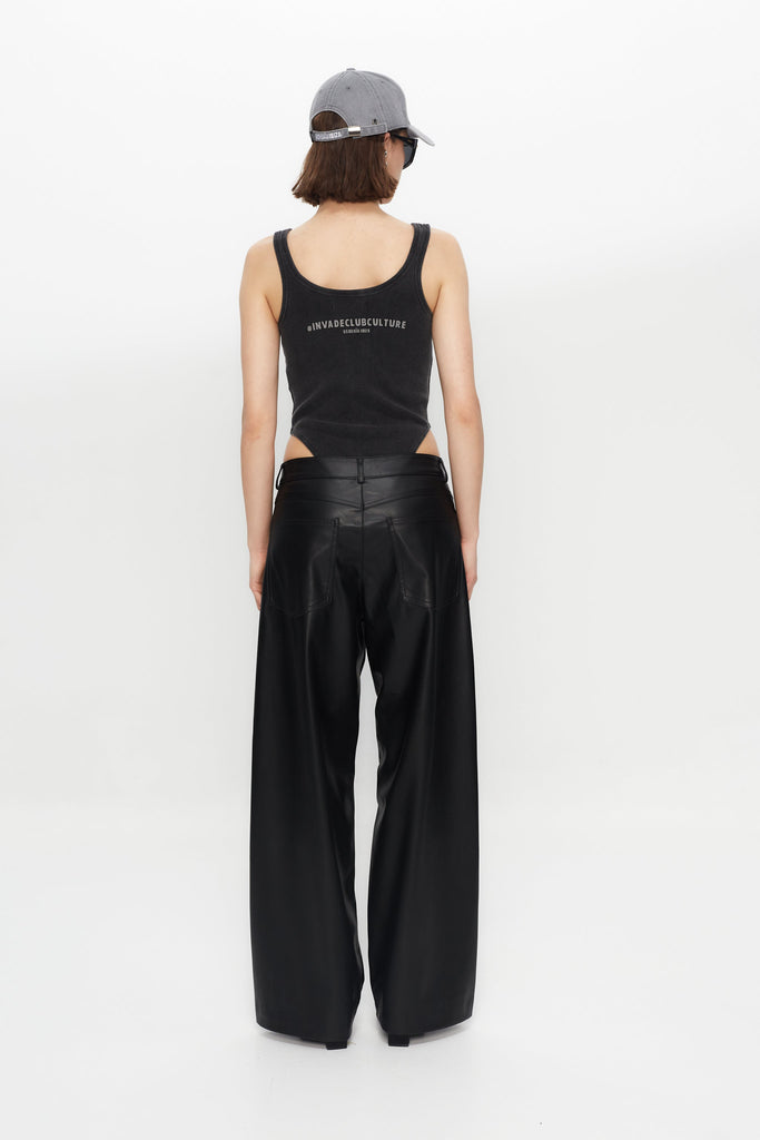 Bodysuit with round neckline and straps, washed with fade-out effect. Zipper detail on the front and rubber-effect print on the back. Adjustable hook-and-eye closure at the bottom.