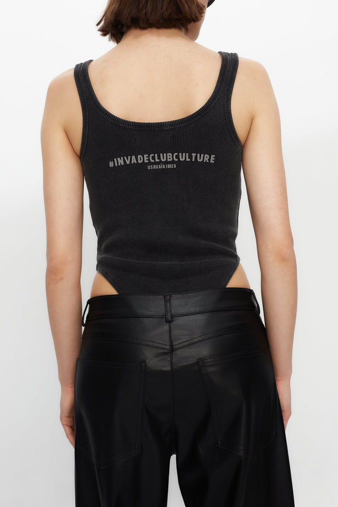 Bodysuit with round neckline and straps, washed with fade-out effect. Zipper detail on the front and rubber-effect print on the back. Adjustable hook-and-eye closure at the bottom.