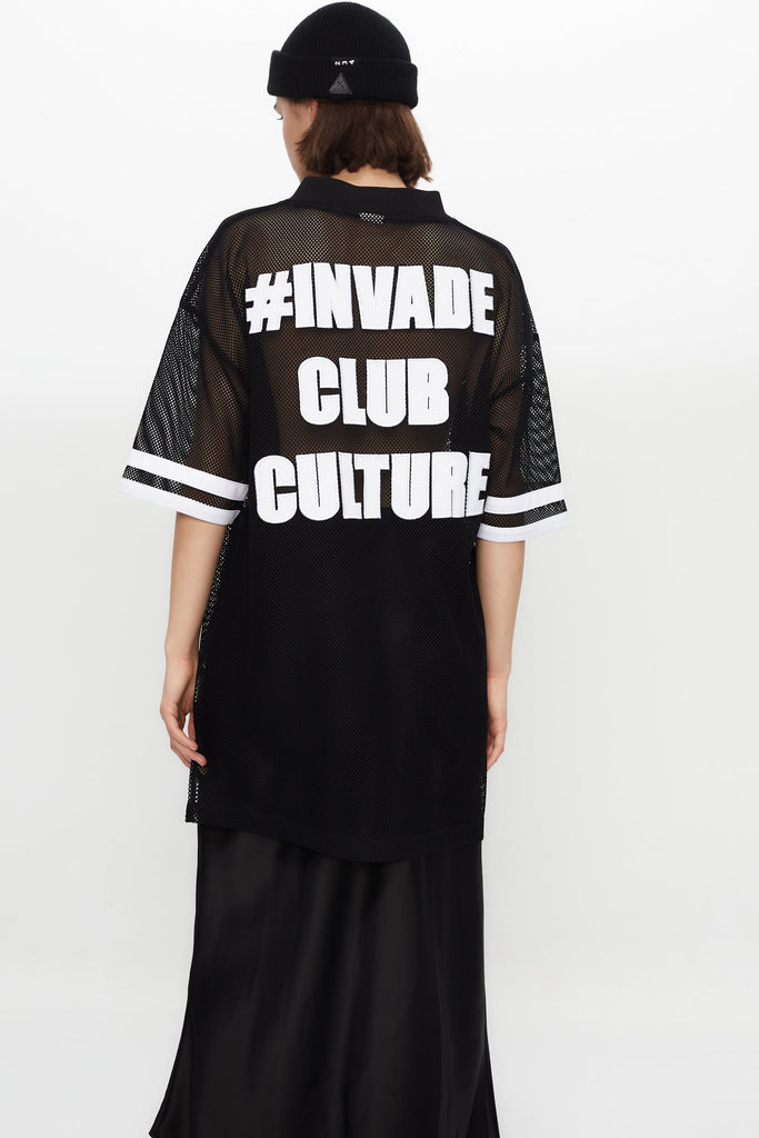 Ruby style t-shirt with V-neck and short sleeves made of mesh fabric, lightweight and breathable. Embroidered application detail combined with contrast on front and back. Patch on the front. 