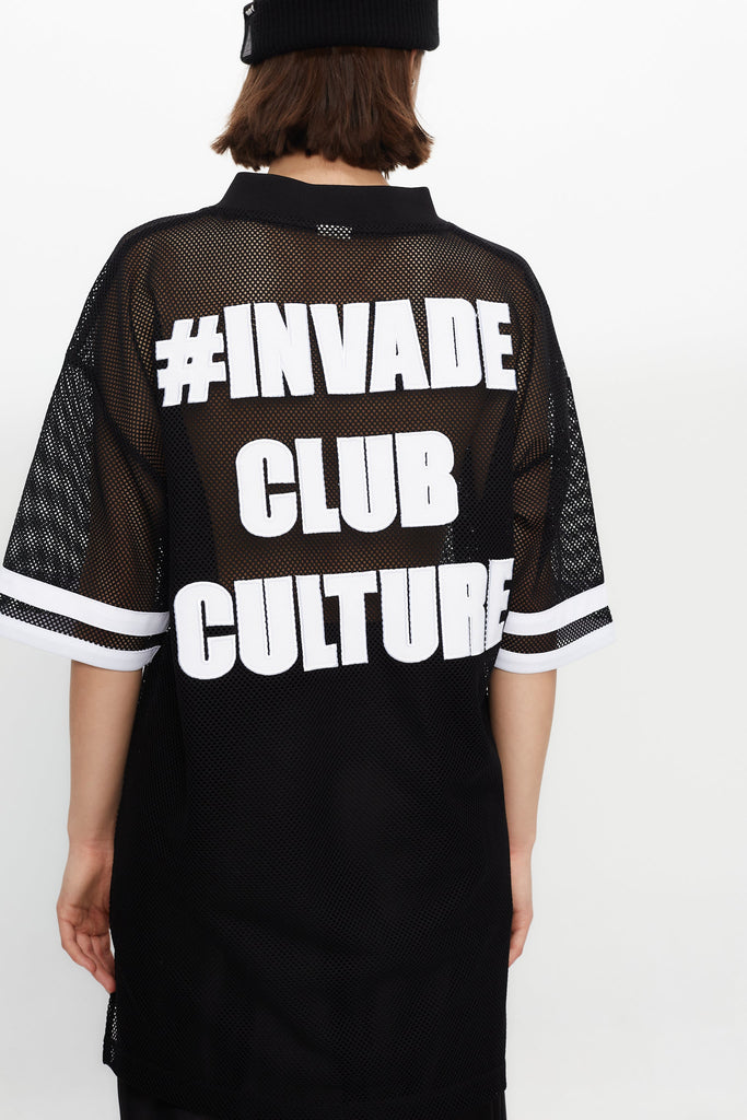 Ruby style t-shirt with V-neck and short sleeves made of mesh fabric, lightweight and breathable. Embroidered application detail combined with contrast on front and back. Patch on the front. 