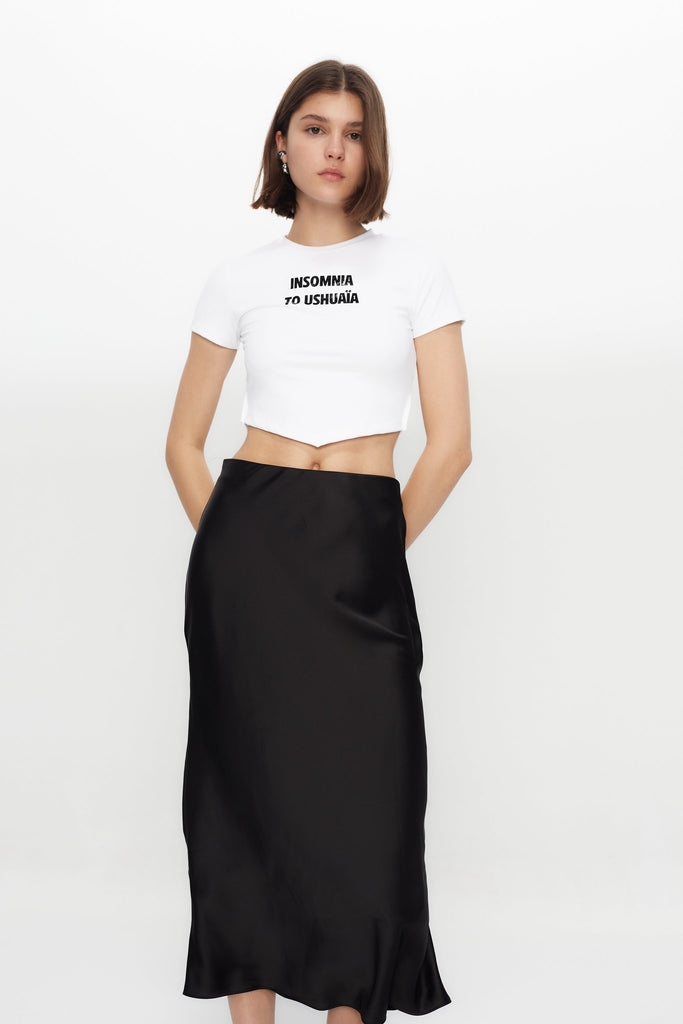 Cropped T-shirt with round neck and short sleeves. Detail of printing detail with gel technique combined with contrast on the front. Front part in peak finish and chain applique on the back